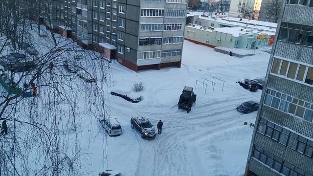 ЖКХ работают, снег убирают во дворе?. смотреть онлайн