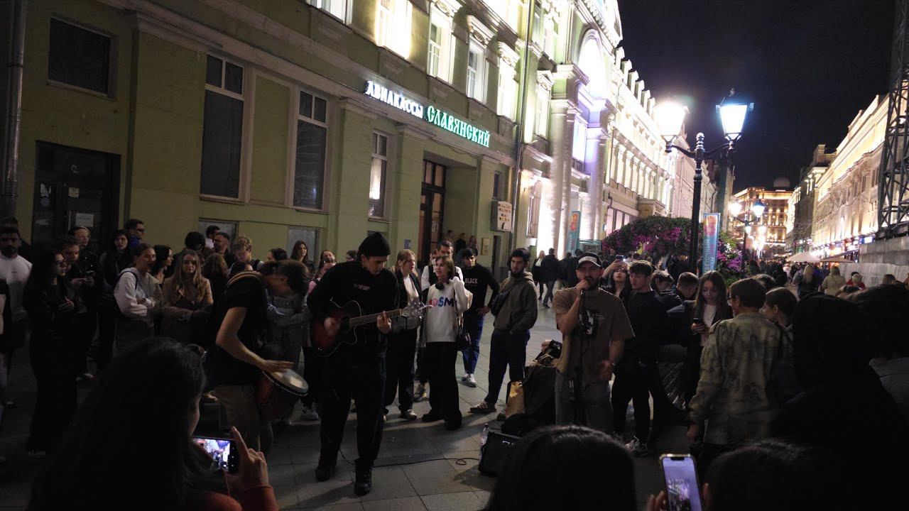 Толпа людей возле Московского клуба[8k] и каверы от уличных музыкантов срывают овации.РА-ПА-ПАМ ВСЕМ