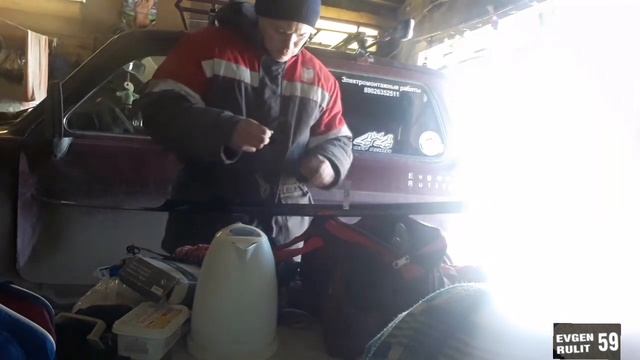 Рубрика-сделай сам. Установка"мухобойки" на капот Ваз 21214,на двухсторонний скотч. смотреть онлайн