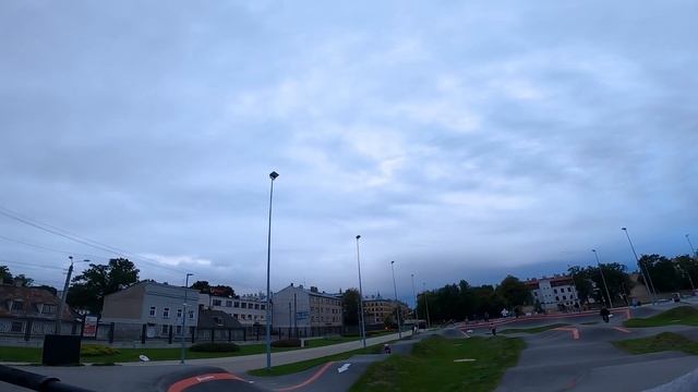 ►РАЗБОРКИ в ПАРКЕ с самокатером | 1 ДЕНЬ от 1 ЛИЦА на ПАМПТРЕКЕ на МТБ ◄ смотреть онлайн