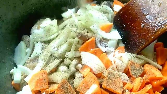 Картофель тушёный с курицей и паприкой