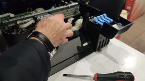 Как убрать воздух из системы непрерывной подачи чернил Epson L серии принтер печатает полосами не п