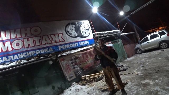 Рубим дрова для печи в гараж. Вылетел калун из рук. 16.02.2018 г. смотреть онлайн