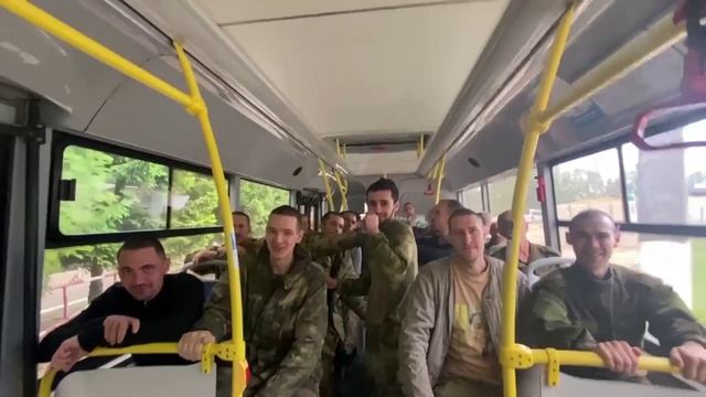 НАШИ ПАРНИ ВЕРНУЛИСЬ ДОМОЙ ИЗ ПЛЕНА . смотреть онлайн