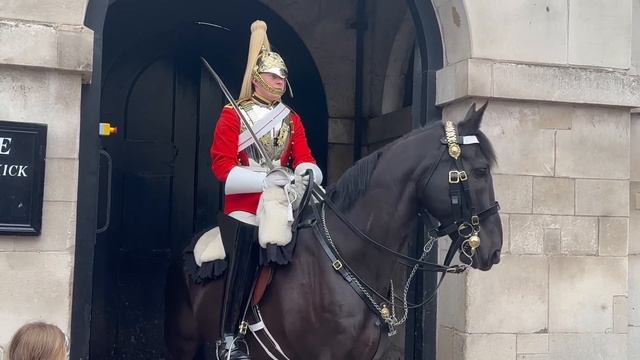 Guard Smashes The Panic Button смотреть онлайн