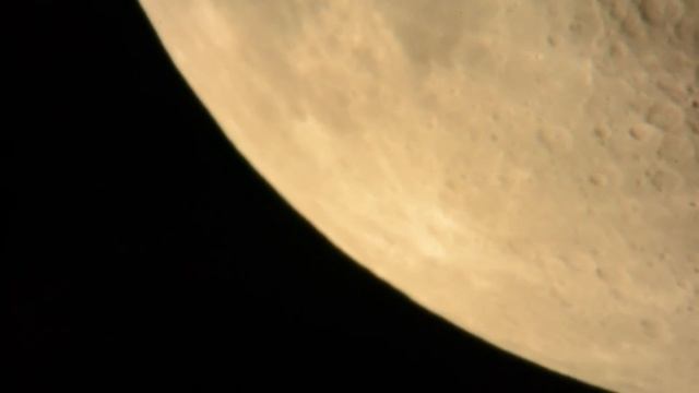 Видео с телескопа, реальное видео Луны, фаза Луны - первая четверть (20.04.2021) смотреть онлайн