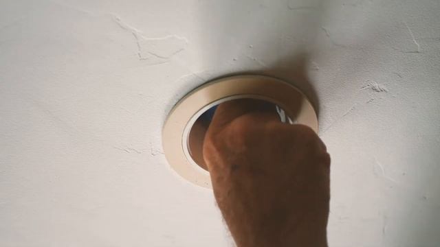 How to Replace a Recessed Lightbulb Without Removing Socket смотреть онлайн
