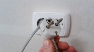 Видео: Как вставить вилку в розетку?