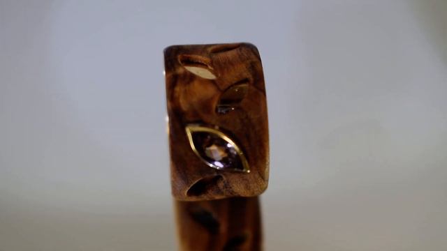 Gold-Olivenholz-Ring mit farbwechselndem Granat смотреть онлайн