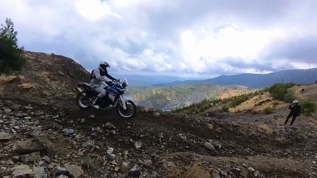 Попали на ЗАБРОШЕННЫЙ асбестововый карьер. Yamaha Tenere 700, Aprilia Tuareg 660, KTM, CFmoto 800. смотреть онлайн
