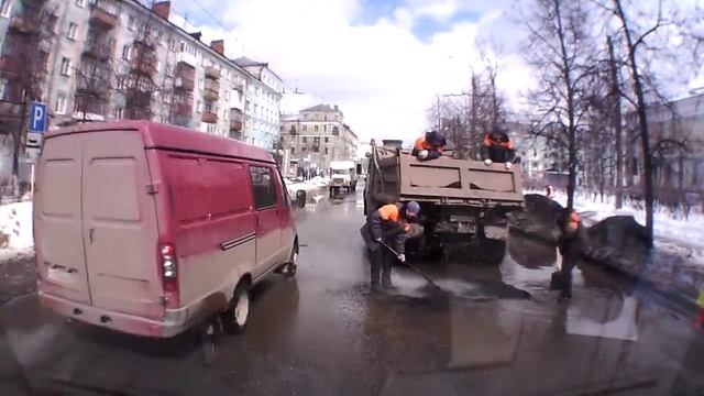 Асфальт в лужу. Ремонт дороги в г. Дзержинске. смотреть онлайн