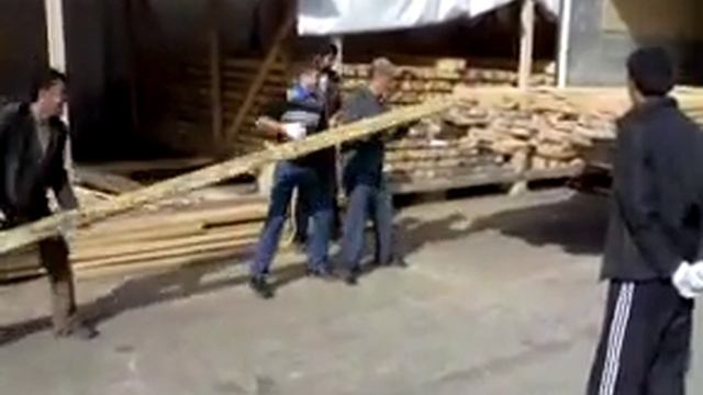 узбеки пытаются утрамбовать доски))) смотреть онлайн