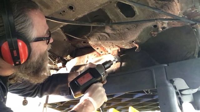 Removing a Rusty Bolt - 1990 VW Golf Country Fuel Tank смотреть онлайн