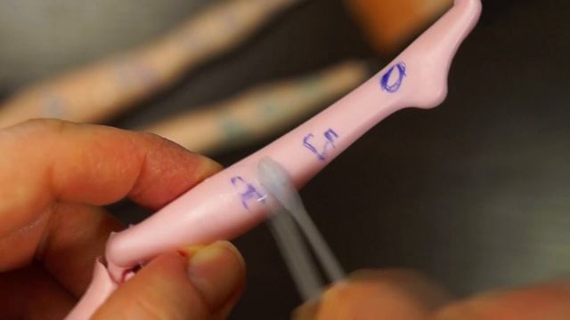 КАК убрать ПЯТНА с КУКЛЫ / Чем вывести ручку и фломастер Пятна на пластике Как вывести пятно с кукл смотреть онлайн