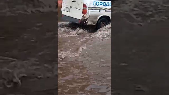 Центр города после дождя. Так в Рославле работает ливневая канализация смотреть онлайн