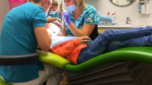 Маша идет к зубному врачу. Стоматолог удаляет зуб