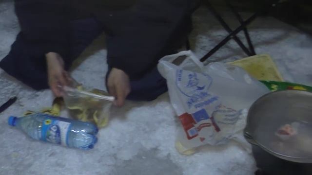 ловля карася зимой.зимняя рыбалка с ночёвкой.зимняя ловля карася. смотреть онлайн