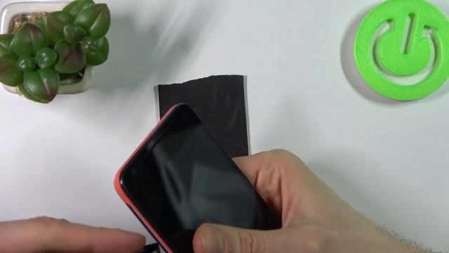 Как вложить SIM и SD карту в HTC Desire 628