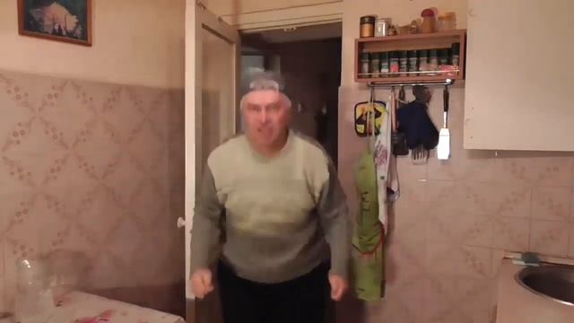 Человек в комнате танцует танец (Перезалив) смотреть онлайн