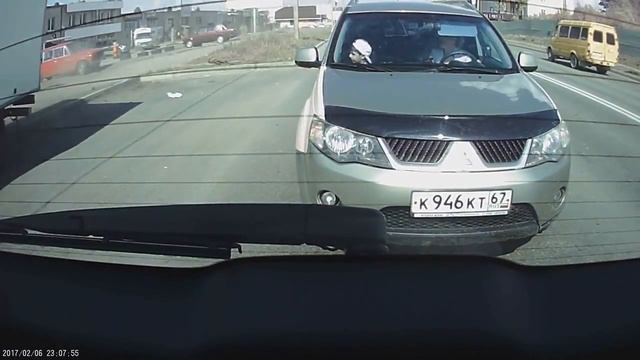 В Смоленске попала на видео "бешеная" "Газель", которая пронеслась по тротуару и врезалась в столб смотреть онлайн