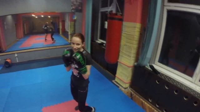 Бокс для девушек два прямых боковой руками по лапам смотреть онлайн