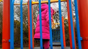 Эльвира и Райан играют на детской площадке.