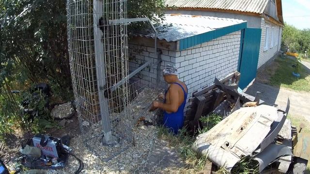 Габионы. 03. Установка 1 и 2 столба смотреть онлайн