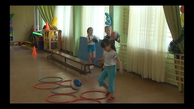 Занятие по физической культуре "Учимся владеть мячом" смотреть онлайн