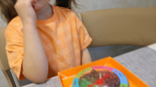 Данечка пробует конфеты с противными вкусами. Подарок от Деда Мороза))) смотреть онлайн