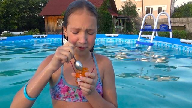 БАССЕЙН ЧЕЛЛЕНДЖ ! еда из бассейна ! SWIMMING POOL CHALLENGE смотреть онлайн