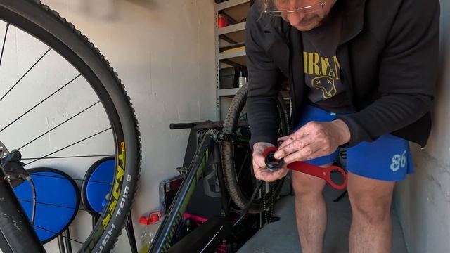 Замена на велосипеде втулки каретки Sram Dub смотреть онлайн