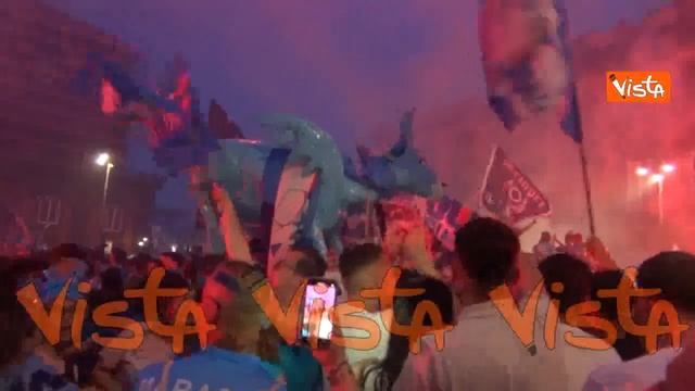 Scudetto Napoli, ecco i festeggiamenti a piazza del Plebiscito смотреть онлайн