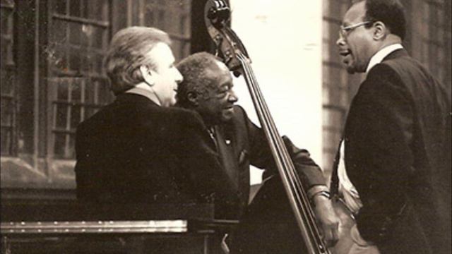 Milt Hinton Plays "Fascinating Rhythm" смотреть онлайн