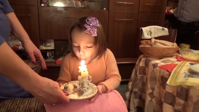 Задуваем свечу на Рождество! Видео для девочек. смотреть онлайн