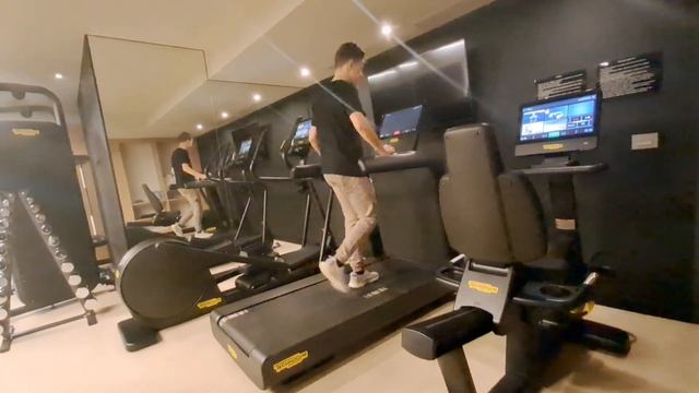 Арендовал спортзал (одни в зале) смотреть онлайн