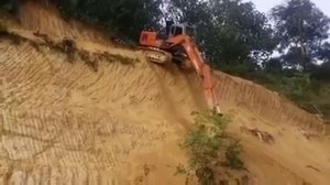 экскаватор в карьере