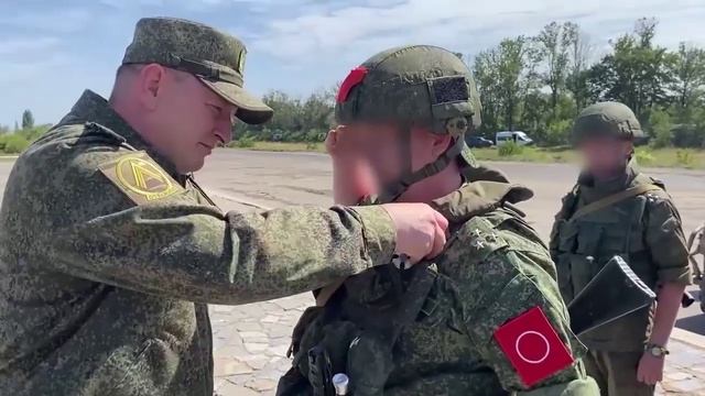 Командующий войсками ЦВО вручил госнаграды и воинские звания участникам СВО.mp4 смотреть онлайн