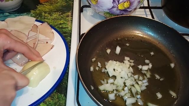Как приготовить вкусные ЖАРЕНЫЕ КАЛЬМАРЫ на сковородке с ЛУКОМ и майонезом смотреть онлайн