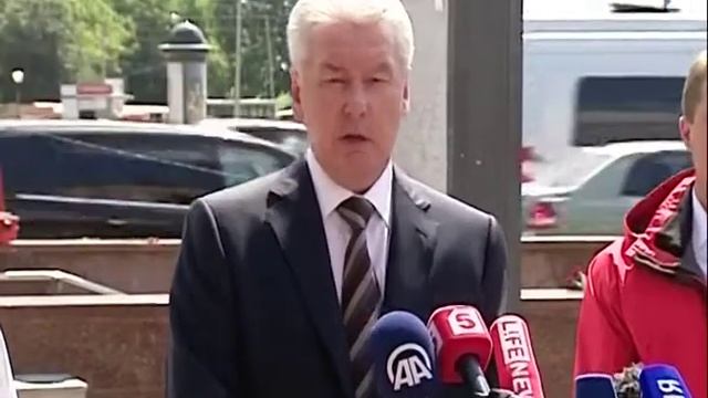 Возложение цветов у метро «Парк Победы» смотреть онлайн