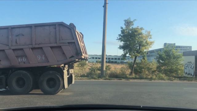 В Бердянске зерновоз потерял колесо смотреть онлайн