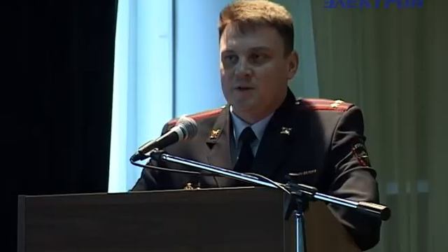 Сегодня весь офицерский состав полиции собрался для того, чтобы поприветствовать нового начальника. смотреть онлайн