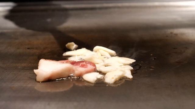 難波 ・桜川で肩肘を張らず気軽に鉄板焼を堪能、“美味しい”が溢れる　鉄板kitchen DAI　-大阪市浪速区 - смотреть онлайн