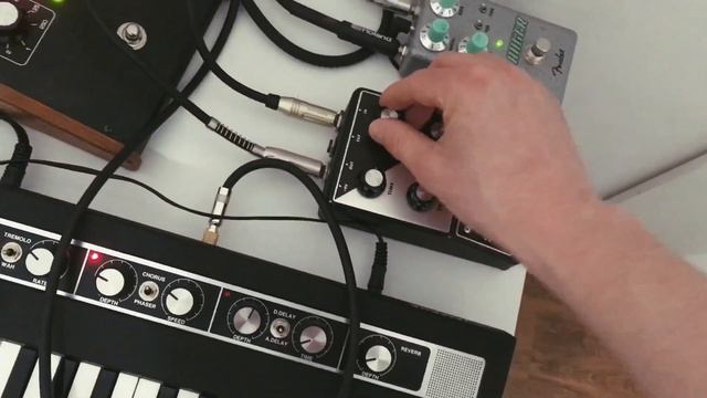 Deep house chords and guitar effects pedals, in the studio смотреть онлайн