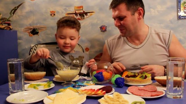 Крутой бургер челлендж!!!!Колян и папа готовят МЕГАБУРГЕРЫ/BURGER CHALLENGE смотреть онлайн