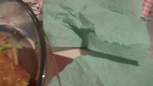 Ем Гамбургер из МакДоналдса дома на кухне