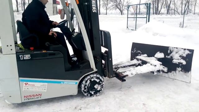 Уборка снега электро погрузчином. Вилочный погрузчик смотреть онлайн