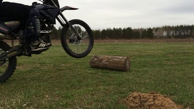 TTR 250 Slow Motion переезд через бревно