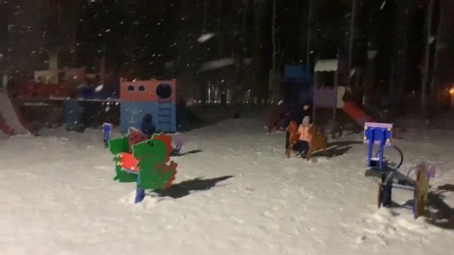 Готовлю ужин ?/ Прогулка в снежную погоду всей семьей / Катание на санках/ Влог смотреть онлайн