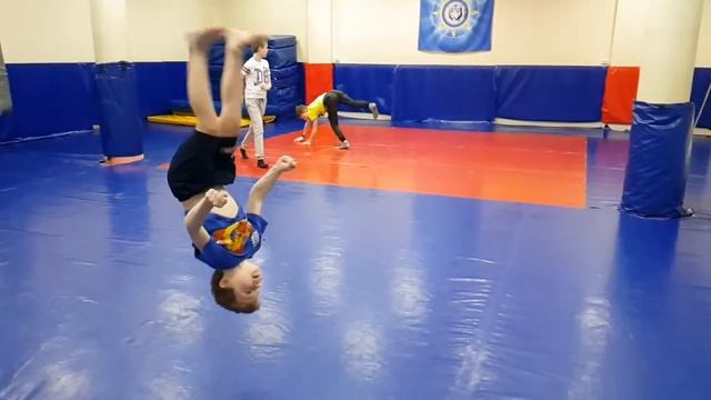 Гри прыгает рондат сальто. смотреть онлайн