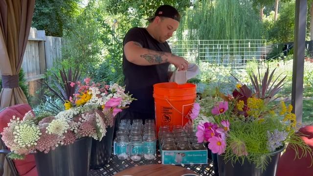 Giving away a ton of flowers, didn’t go as planned ?? || Visit Our Garden смотреть онлайн